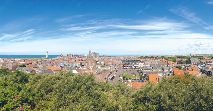 Uitzicht over Egmond aan Zee op een zonnige dag